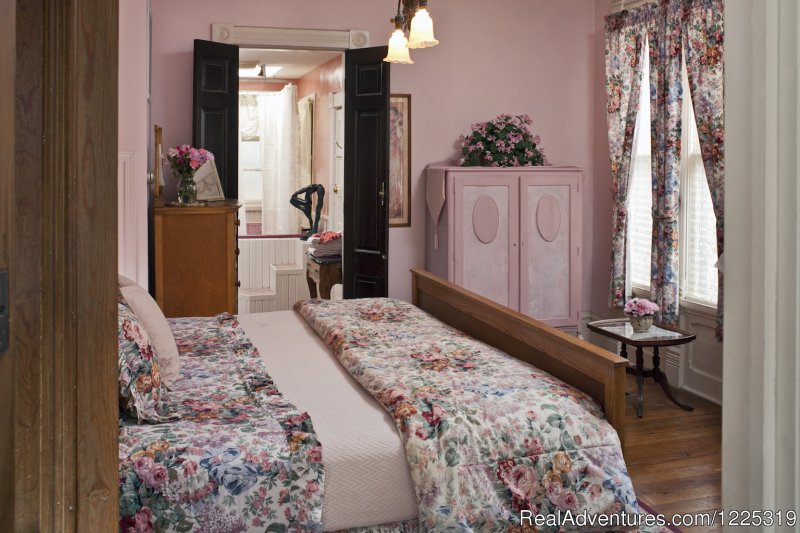Sarah Bernhardt Suite in Cliff Cottage (bedroom) | Cliff Cottage B&B Luxury Suites/Historic Cottages | Image #3/23 | 