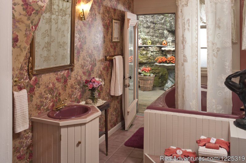 Sarah Bernhardt's bathroom with jacuzzi for 2 | Cliff Cottage B&B Luxury Suites/Historic Cottages | Image #4/23 | 