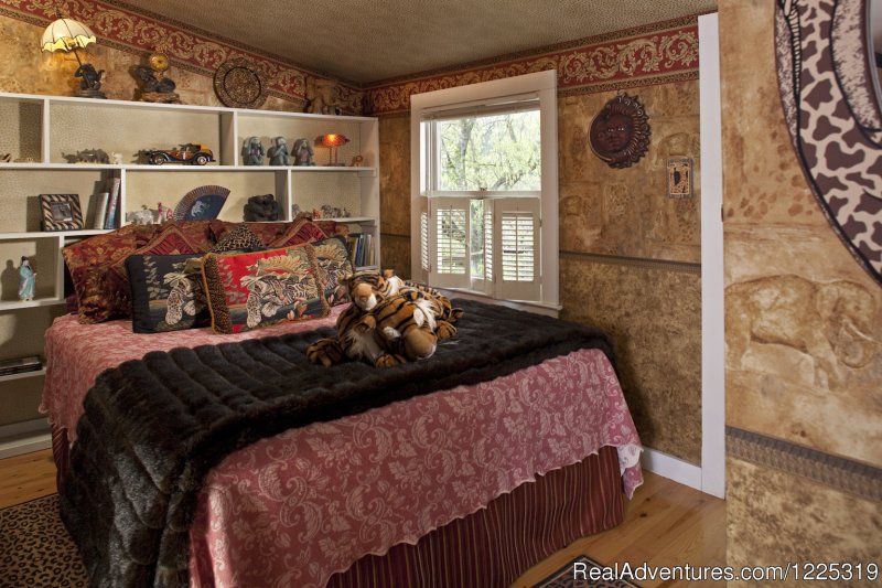 A Secret Cottage (Oscar Wilde's) - bedroom | Cliff Cottage B&B Luxury Suites/Historic Cottages | Image #19/23 | 
