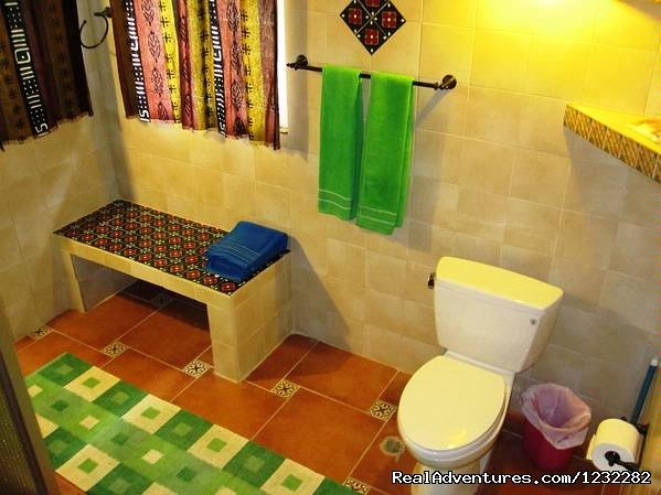 El bano con ducha gigante. y un area para sentarse. | Cabanas en Altos del Maria, Cabins for rent. | Image #8/25 | 