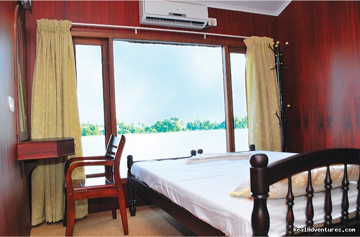 cosy houseboat bedrooms | Alappuzha Luxury Kerala Houseboats | Image #4/10 | 