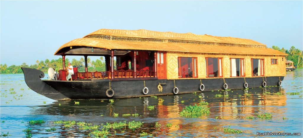 cosy houseboat full view | Alappuzha Luxury Kerala Houseboats | Image #6/10 | 