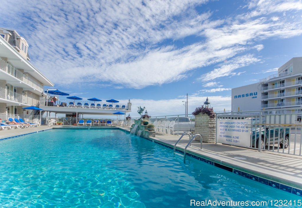 Beautiful outdoor pool | Fleur de Lis Beach Motel | Image #4/12 | 