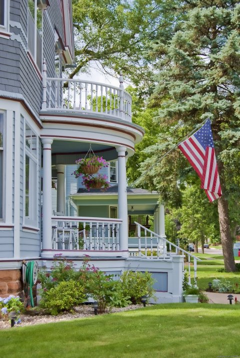Parkview B&B, an 1895 Queen Anne Victorian, opened in 1989 in the Park St Historic District of Reedsburg, WI, one block off of Main St. across from City Park. Tom & Donna Hofmann, innkeepers, haverestored the home to its original beauty.