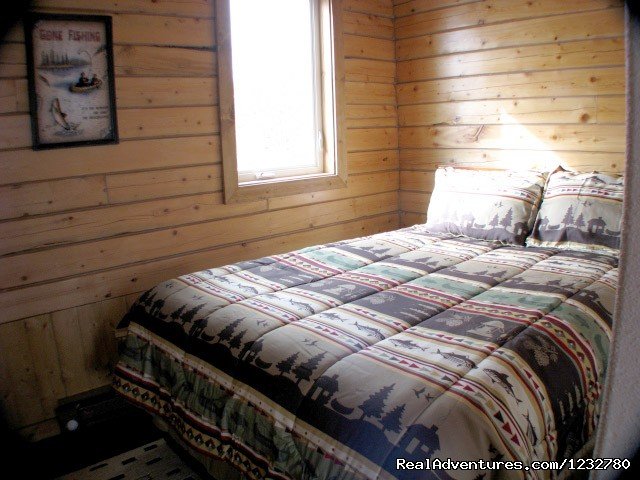 Glacier View Bedroom | Alaska Adventure Cabins | Image #8/9 | 