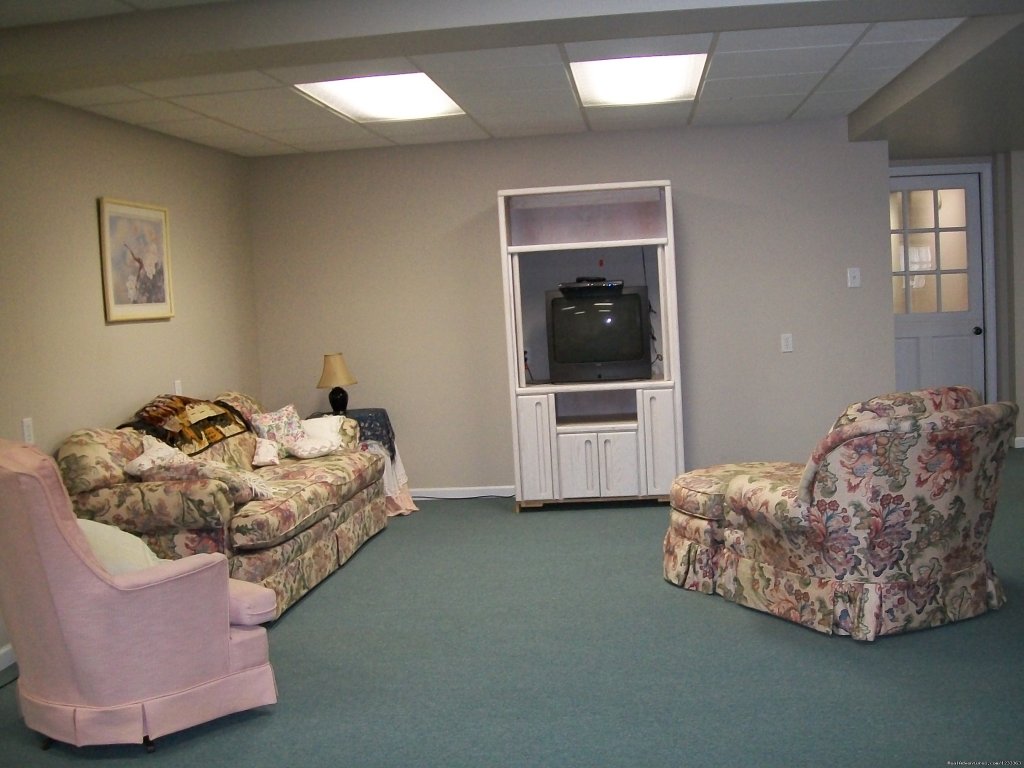 Hostel sitting area | Inexpensive Lodging - Pets Allowed | Image #3/4 | 
