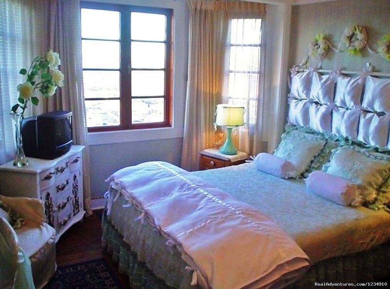 Bella habitacion Romantica | The Grand House Valparaiso Chile | Image #2/5 | 