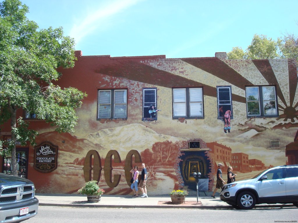Wall painting in Old Colorado City | Pikes Peak Cottage By Garden Of The Gods: Mnt View | Image #22/26 | 