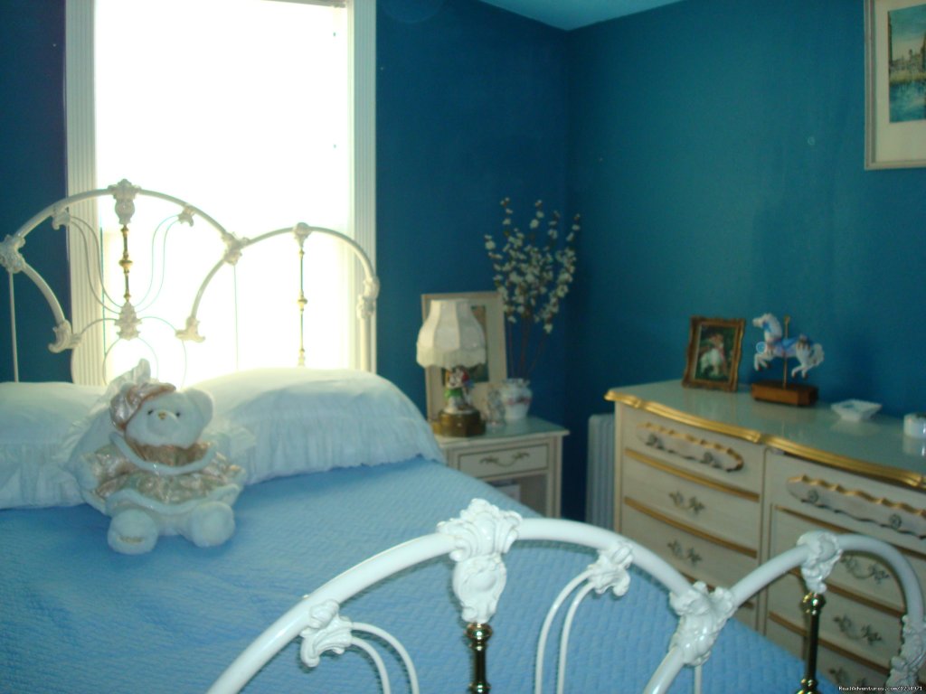 Apple Blossom Bedroom. | Victorian Retreat In Historic Town:  Mtn View | Image #11/25 | 