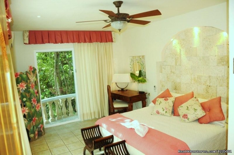 Large 5 bedroom Family Villa - Footsteps to Beach | Image #8/19 | 
