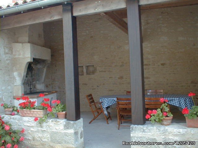 Outdoor dining area | Romantic two bedroomed cottage in Vendee, France | Image #11/23 | 