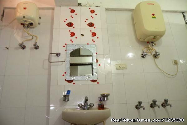 Washroom | Aapo Aap Home Stay (B&B), Shimla-India | Image #9/16 | 