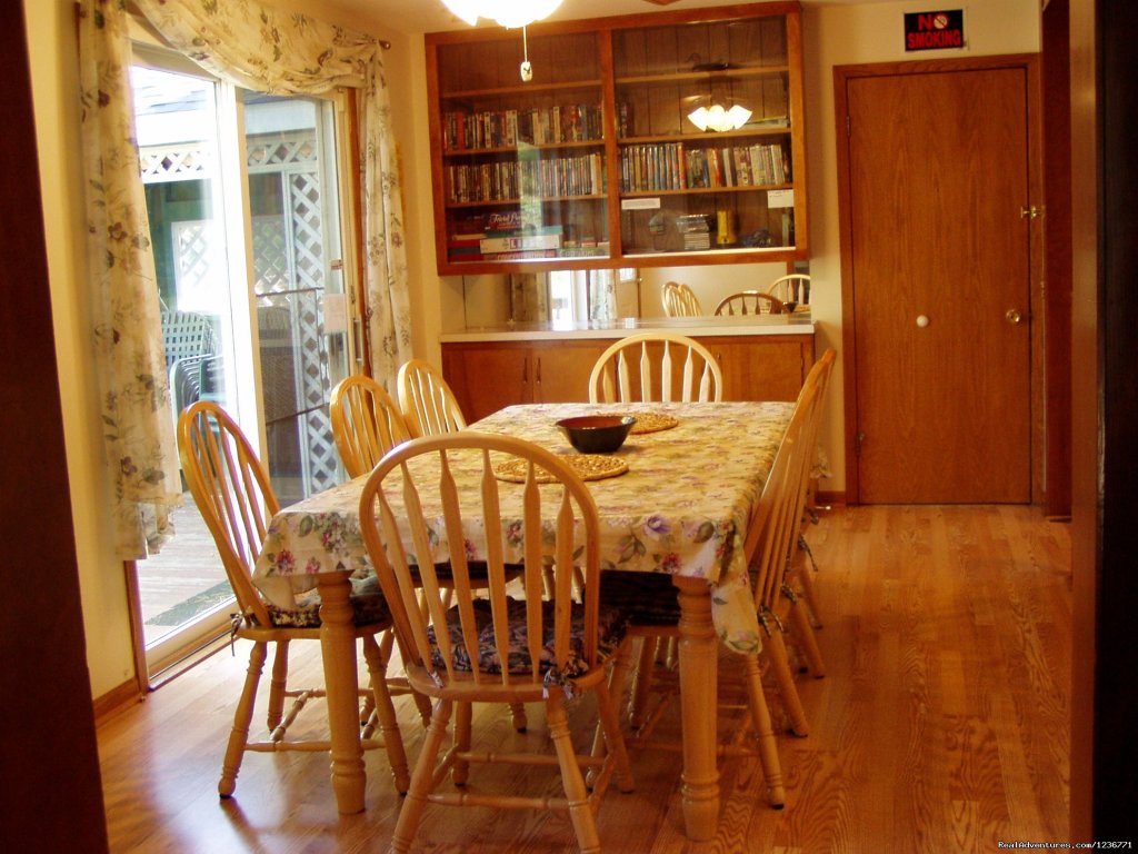Dining room | Moonglow Vacation Homes on Beautiful Lake Delton | Image #5/7 | 