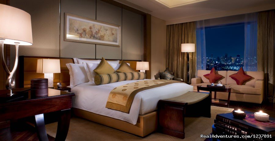 Deluxe Room | The Ritz-Carlton, Shenzhen | Image #3/17 | 