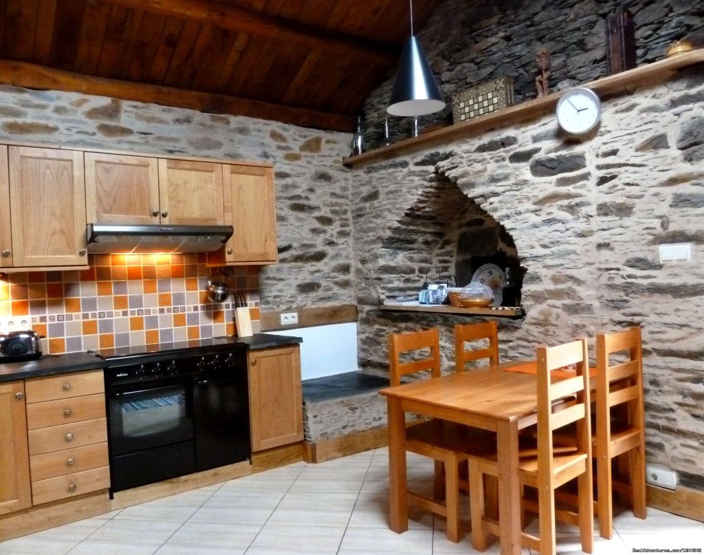 Kitchen dining area | Rural retreat in Northern Spain- unique location | Image #6/17 | 