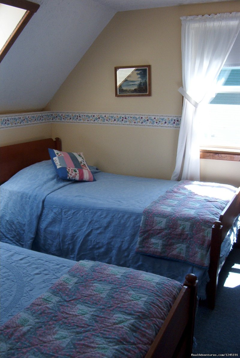 Twin Bedroom | Quiet Maine Waterfront Cottage | Image #8/15 | 
