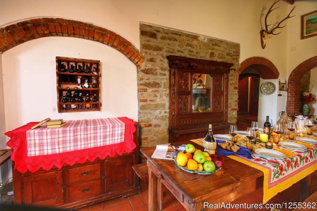 Dining room | Hunting in Tuscany 'Riserva di Caccia Le Corniole' | Image #12/26 | 