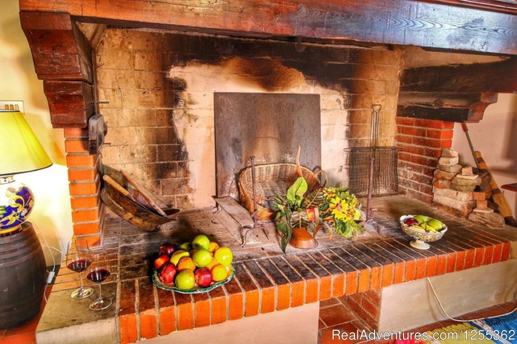 Fireplace | Hunting in Tuscany 'Riserva di Caccia Le Corniole' | Image #13/26 | 