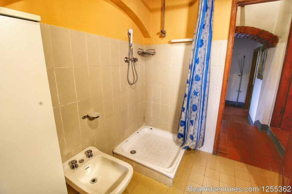Bathroom | Hunting in Tuscany 'Riserva di Caccia Le Corniole' | Image #23/26 | 