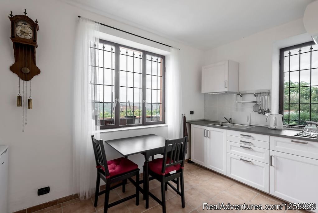 Kitchen/dining area apartment Cantinetta | Holiday Home I Due Padroni - Wine region Milan | Image #14/18 | 