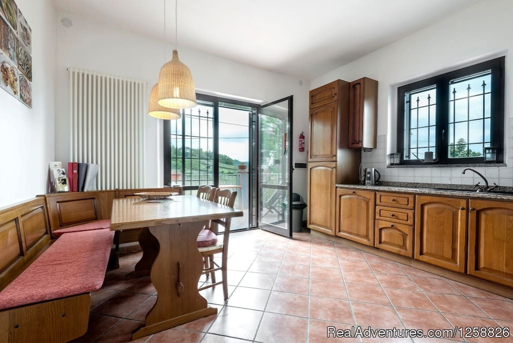 Kitchen apartment Loggione with Dining Area | Holiday Home I Due Padroni - Wine region Milan | Image #4/18 | 