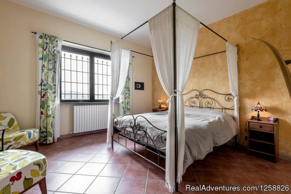Master bedroom apartment Loggione | Holiday Home I Due Padroni - Wine region Milan | Image #6/18 | 