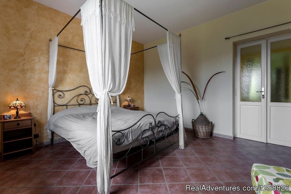 Master bedroom apartment Loggione | Holiday Home I Due Padroni - Wine region Milan | Image #7/18 | 