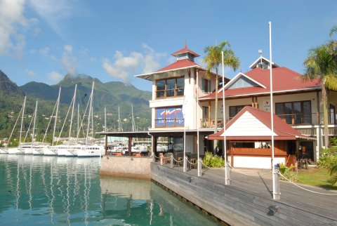 Breakfast at the waterside