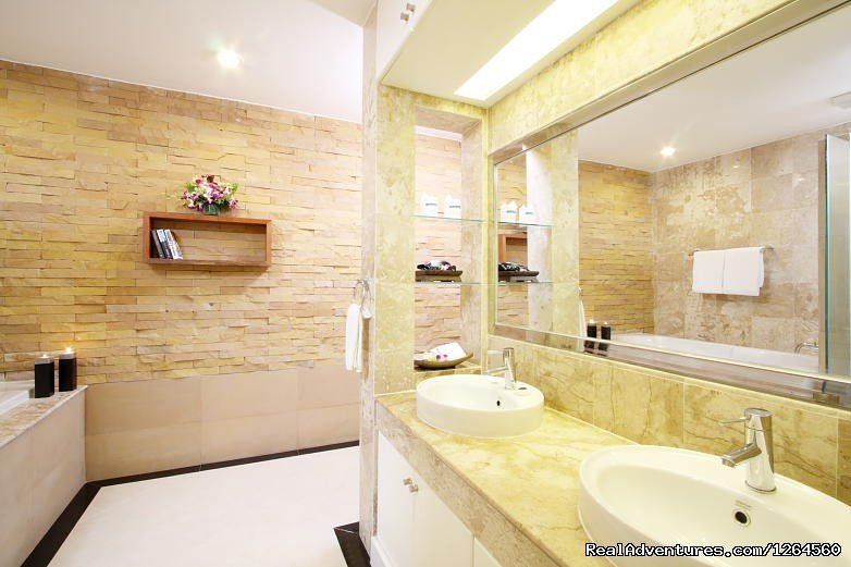 Suite Accommodation - Bathroom and Shower | R3TREAT - Regenerate, Rejuvenate, Restore | Image #13/22 | 