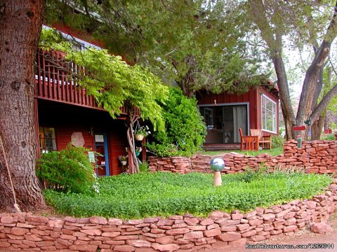 Great views of Cathedral Rock & red buttes near Oak Creek -green grass/shaded trees.  Quiet, relaxing, serene. Charming rustic units; Homestead House-2 bedroom 2 bathroom; Amigos Suite-1 bedroom 1 bathroom. Weddings, gatherings,  retreats, ceremonies