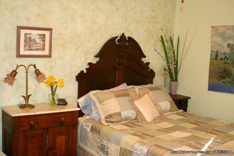 Homestead House Bedroom 1, incl Bathroom | Image #10/16 | Cathedral Rock Lodge & Retreat Center