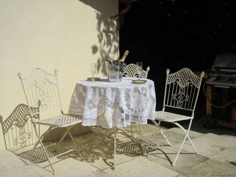 Breakfast can be taken on the terrace | Warm irish welcime in rural France | Image #6/16 | 