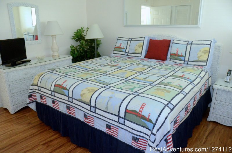 King bed in 1/1s and 2/2 | Pineapple Place - South Florida great getaway | Image #12/26 | 