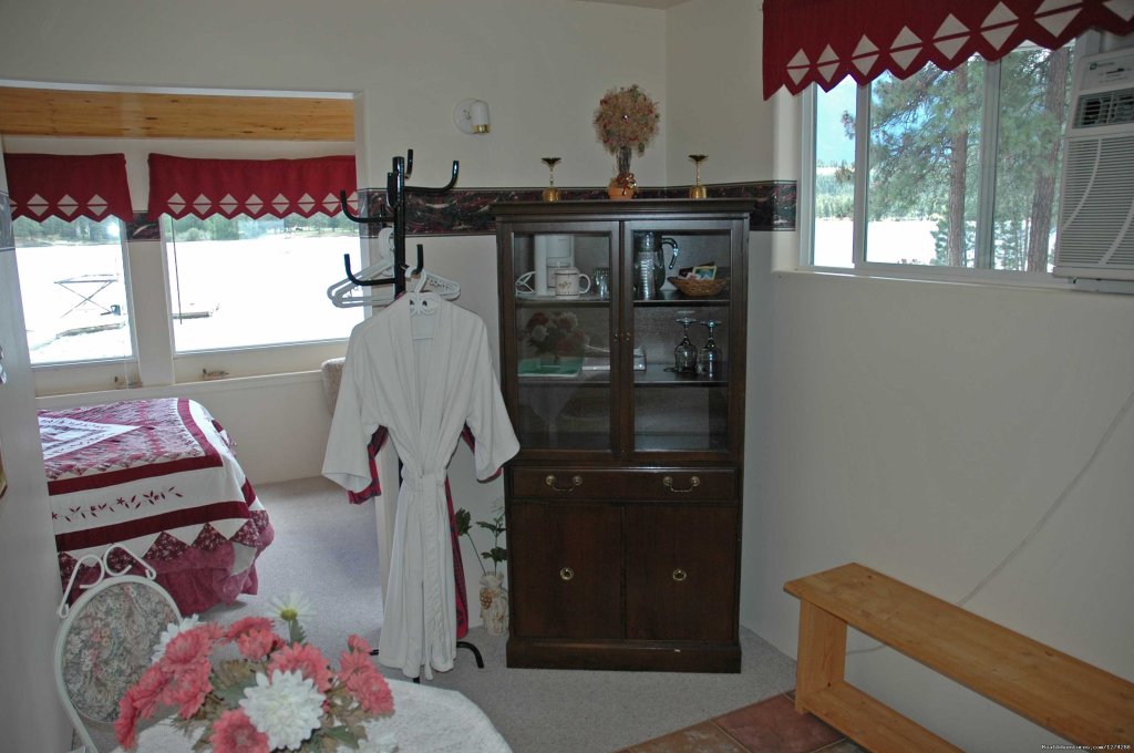 Tamarack Room | Wasa Lake Guest House | Image #6/13 | 