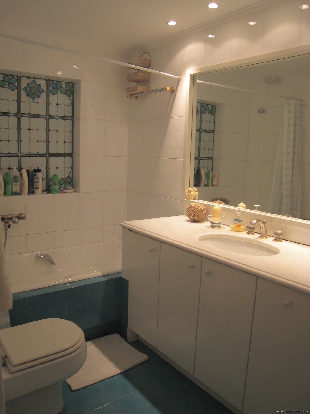 The bathroom downstairs | Holiday Apt- panoramic views of the Athens Riviera | Image #10/20 | 
