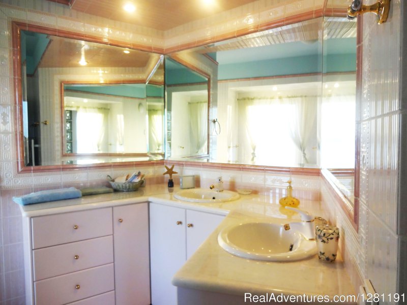Master bathroom | Romantic, luxurious gateway at Stargazer Villa | Image #22/26 | 