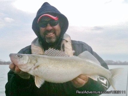 9 lb Detroit River Walleye | Small groups, Big catches with Wild Dog Good Guyde | Image #7/8 | 