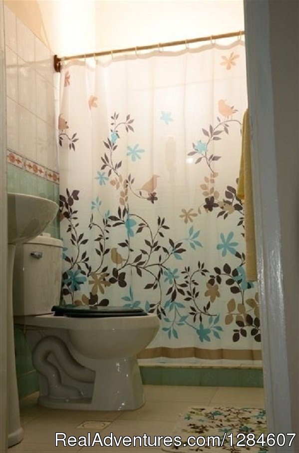 Bathroom | Apartahotel 4 Mosqueteros en el Corazon del Vedado | Image #5/8 | 