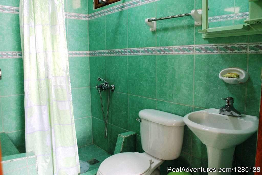 Bathroom 1 | Hostal El Rubio | Image #3/8 | 