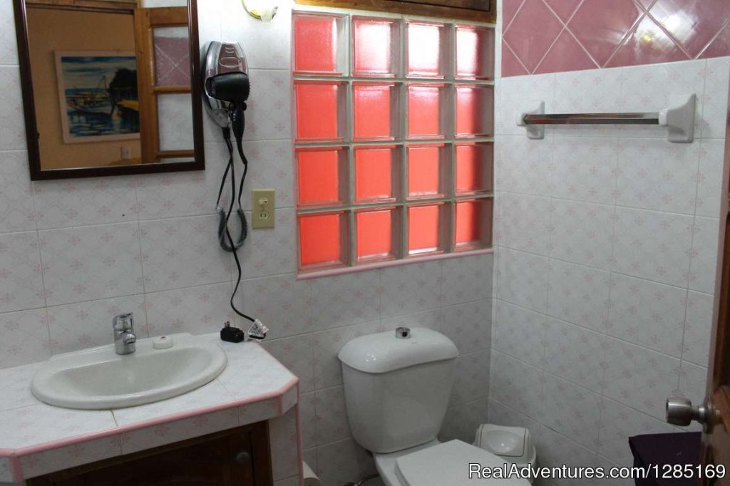 Bathroom 1 | Hostal Yixi | Image #7/13 | 