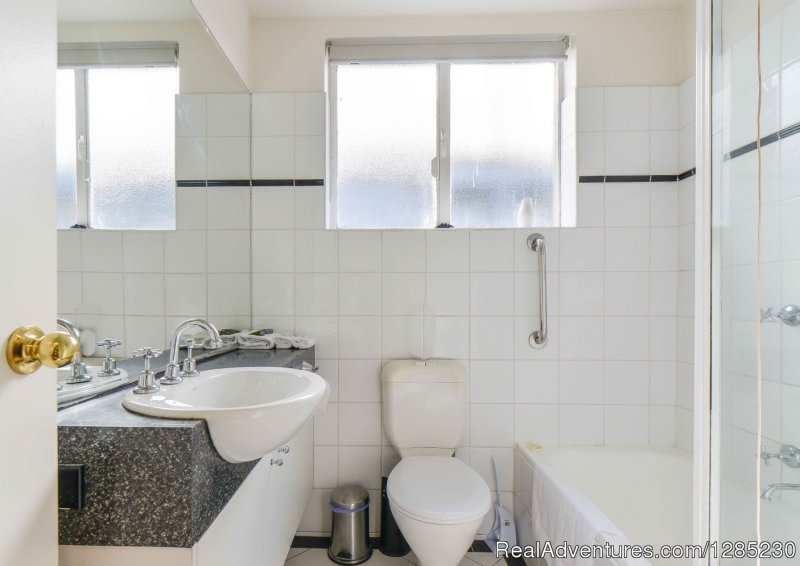 Brunswick serviced apartment bathroom with bath | Brunswick Parkville 2 bedroom near trams & shops | Image #5/7 | 