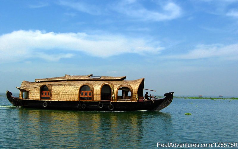 Kumarakom boat house packages | Relax in Kerala|Best Travel Packages in Kumarakom | Image #2/3 | 