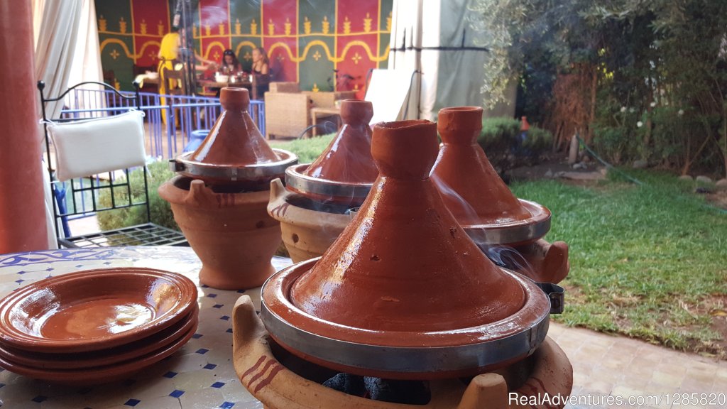 Cooking tagines the traditional way | Marrakech Cooking School - Daily Cooking Classes | Image #6/23 | 