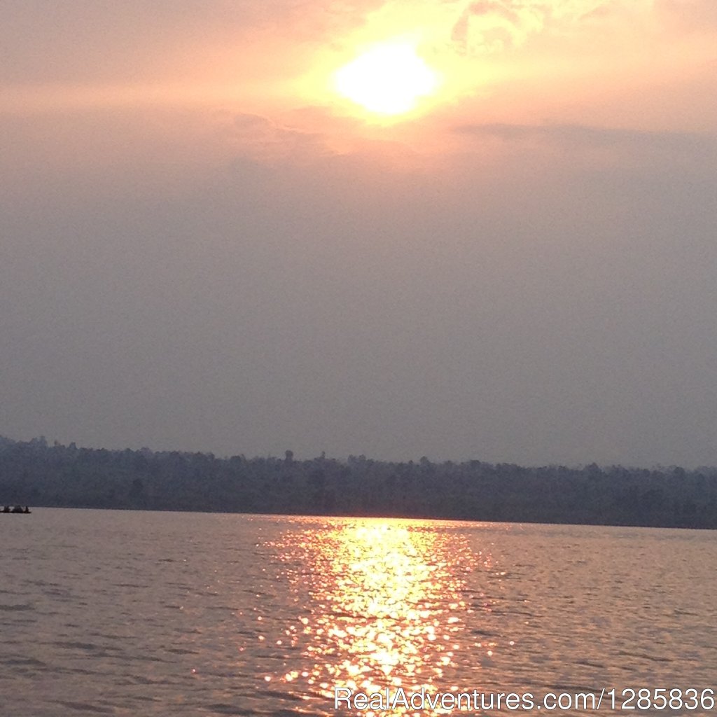 A quiet sunset in Lake Victoria | Orange Adventures offers Travel, Tours & Safaris. | Image #11/21 | 