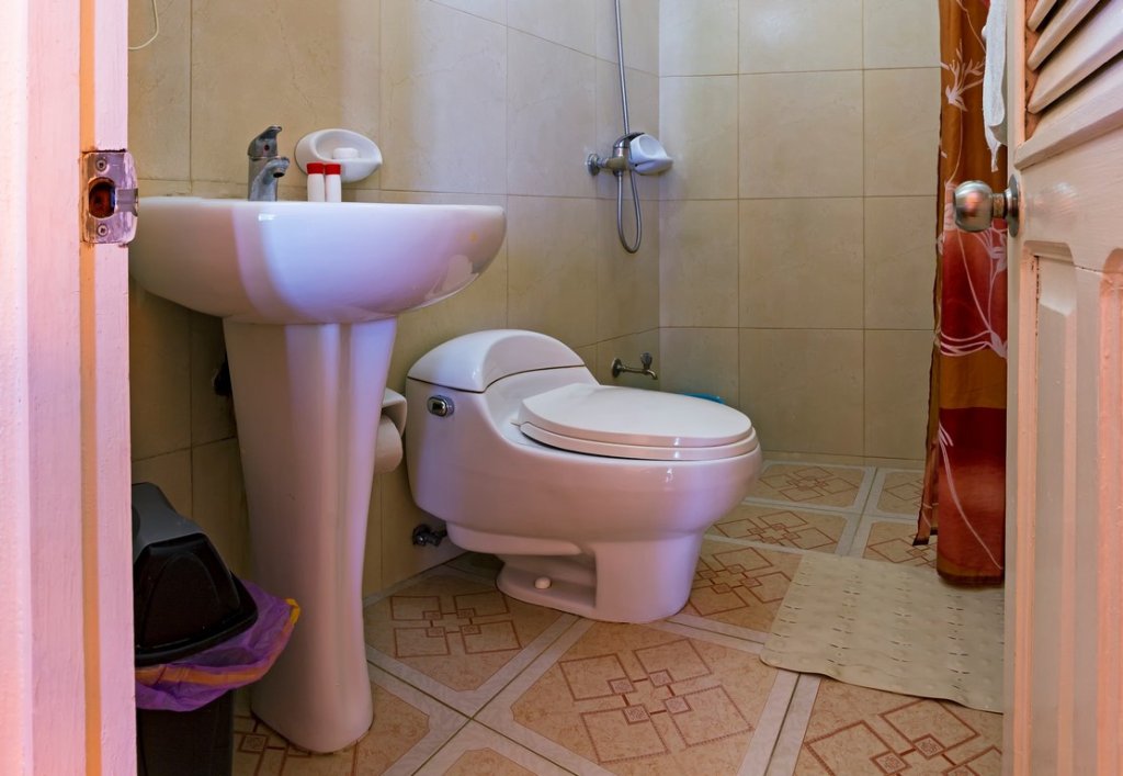 Bathroom#1 | Very Nice, Hostal Loraine. | Image #6/19 | 