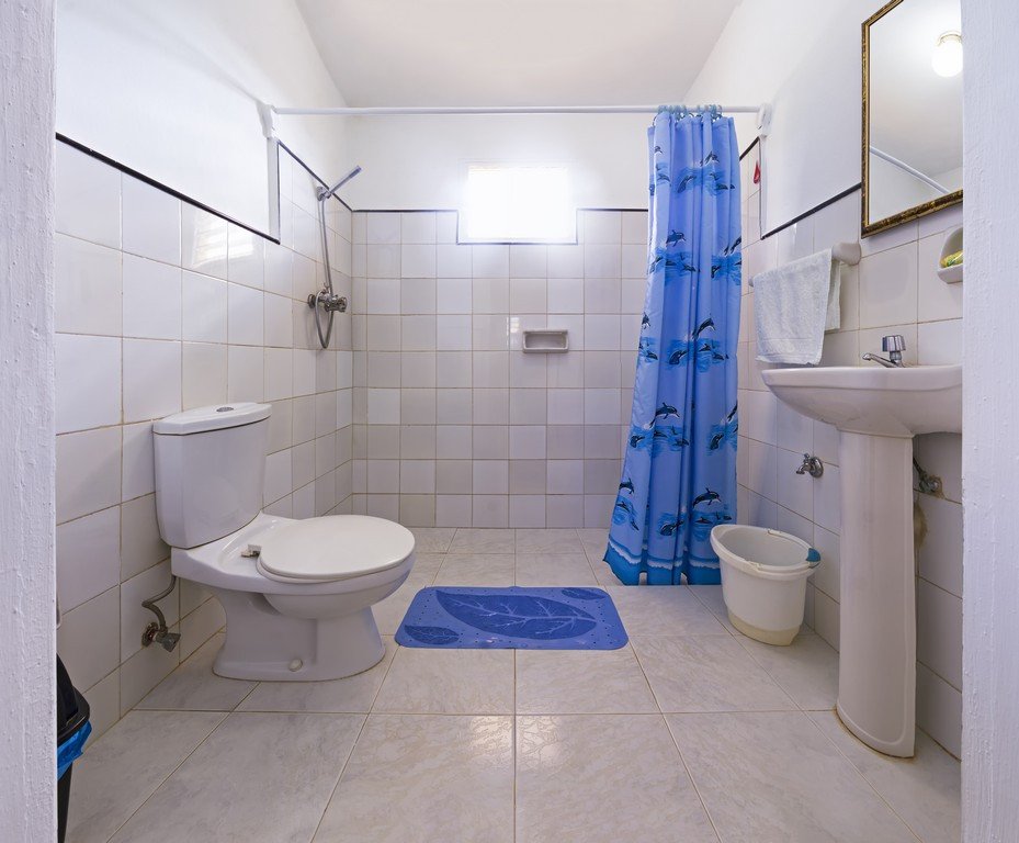 Bathroom #2 | Very Nice, Hostal Loraine. | Image #5/19 | 