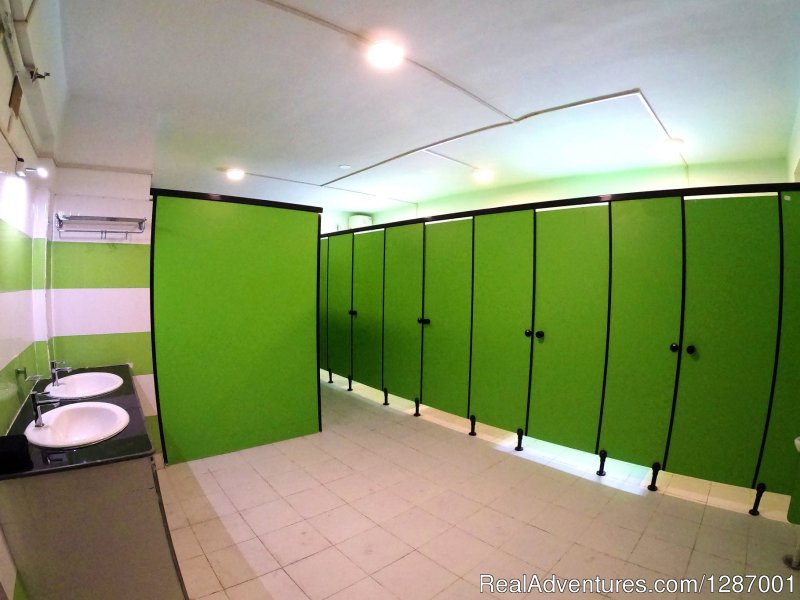 Shared Clean And Hygienic Washrooms | Bunker Beds In The Heart Of Kolkata | Image #3/5 | 